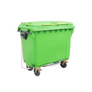 Contenedor industrial de 660 litros con tapa abatible y ruedas reforzadas, ideal para manejo de residuos en exteriores.